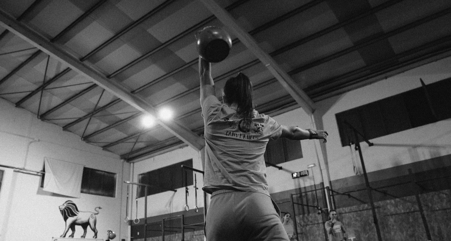 Una deportista de CANVI entrenando con una kettlebell en el box