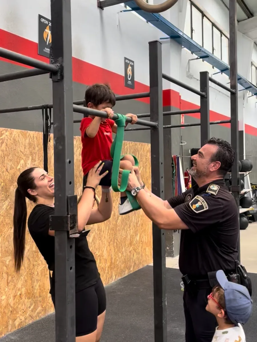 Niños aprendiendo ejercicios con un entrenador en CANVI